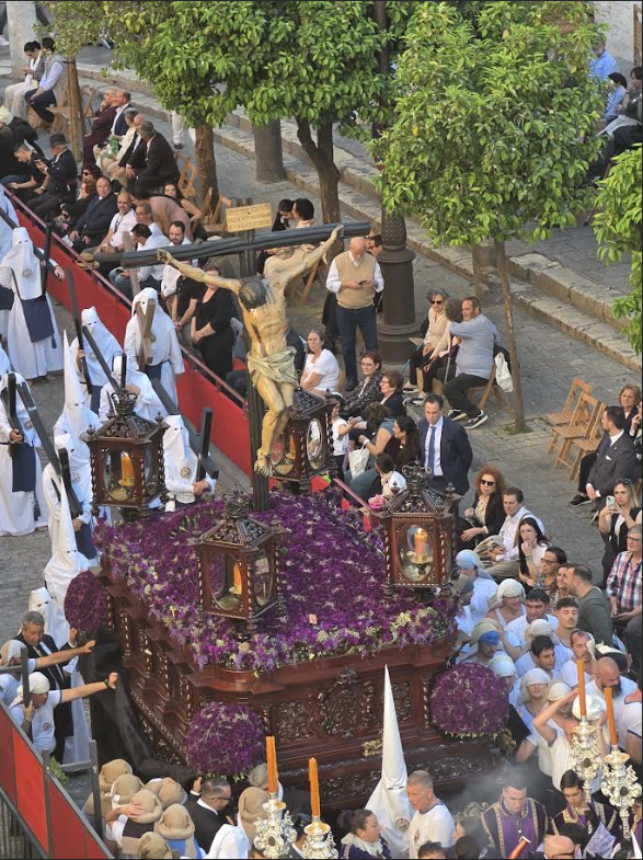A paso passing Casa Art Sevilla